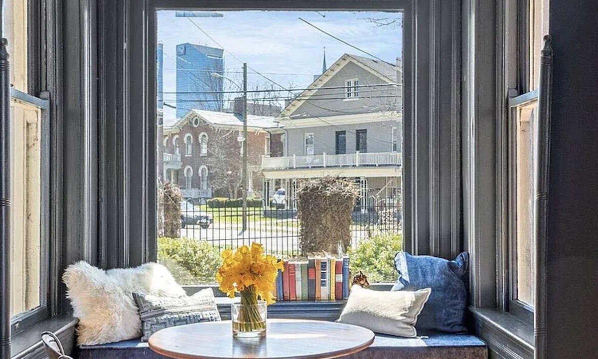 Northside District House | Historic Ward Home - Experience history in the horse country! 5br 5.5bth