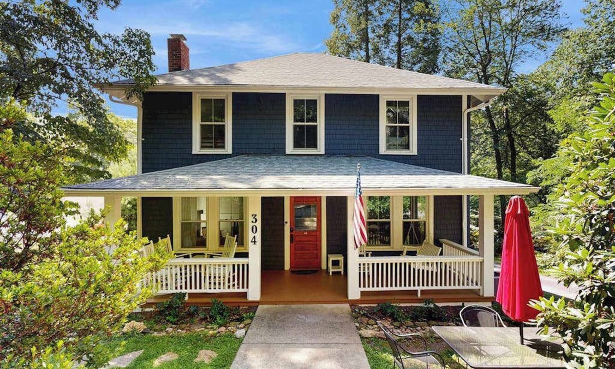 Montreat House | Home in the heart of Montreat with arcade, firepit & washer/dryer - dog-friendly