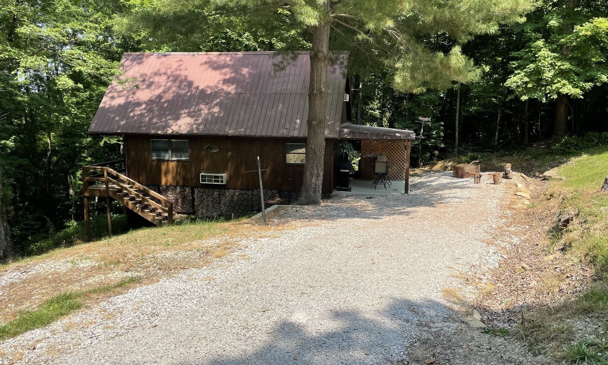 Farmers Cabin | Honeymoon and relax near Cave Run Lake at the Musky Hideaway Cabin