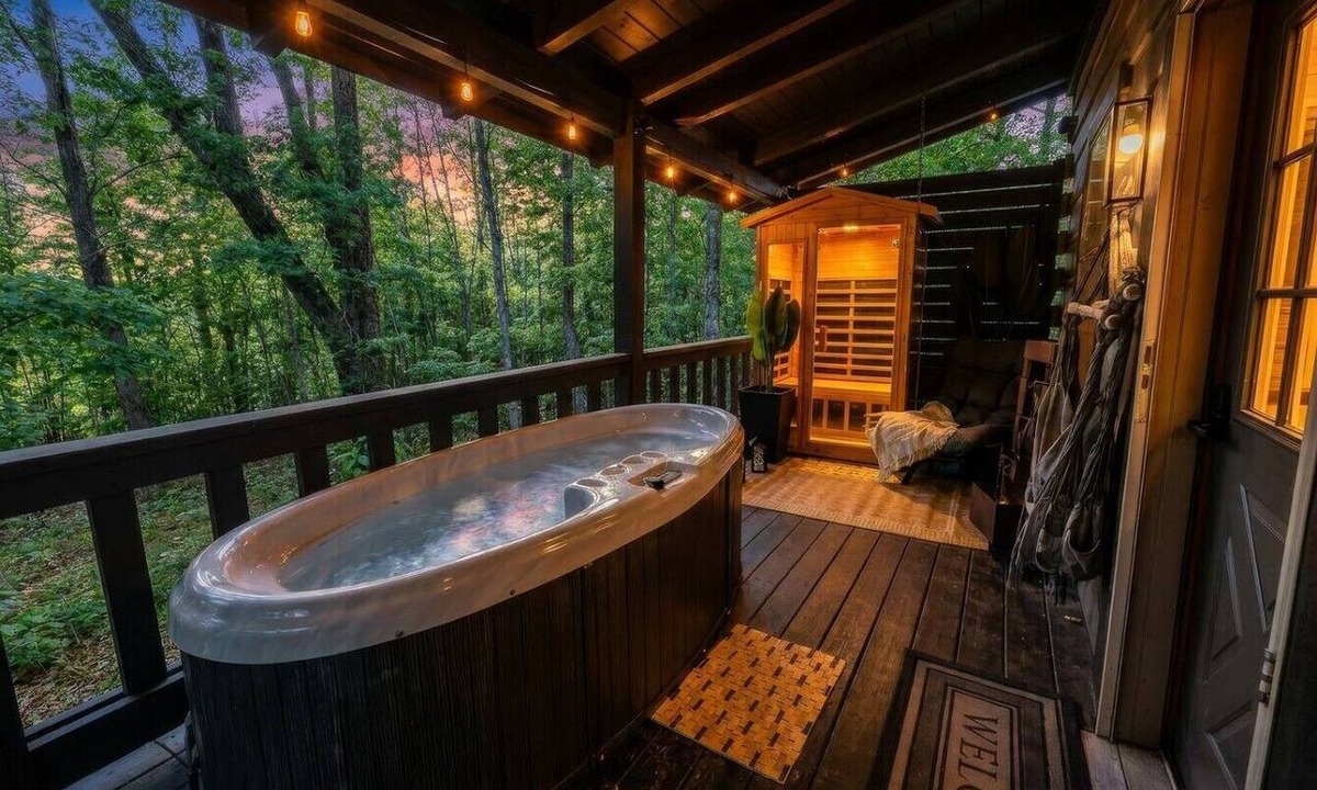 Bruceton Mills Cabin | Honeymoon Lodge. Sauna! Hot Tub! 75”TV! King Bed!