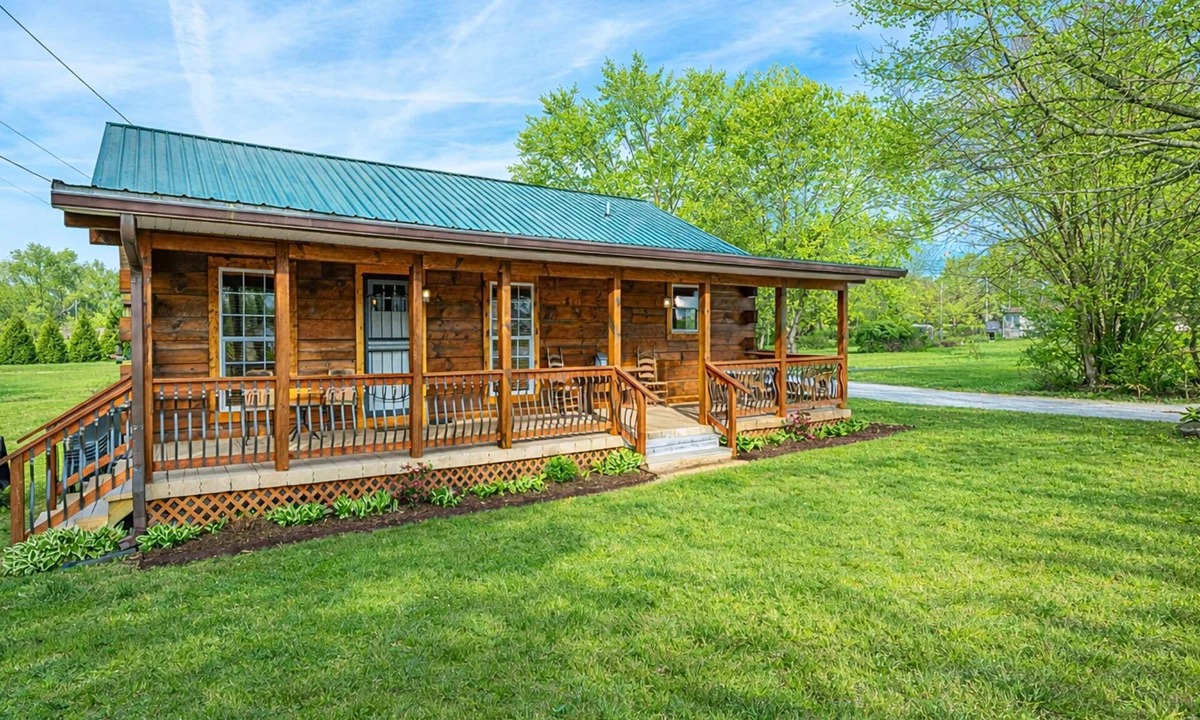 Hendersonville Cabin | Hoots Hideaway | Porch Fire Pit Prime Location