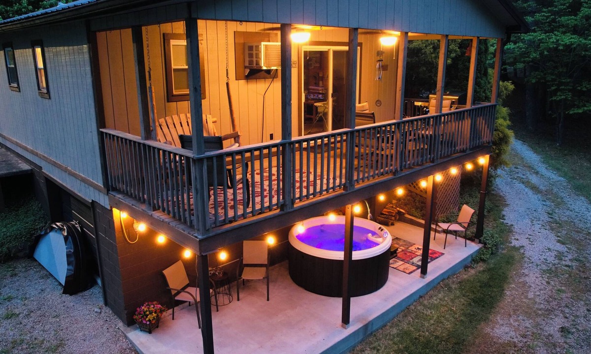 Wellington Cottage | HOT TUB COTTAGE near Cave Run Lake, Kentucky, Red River Gorge,Morehead Kentucky