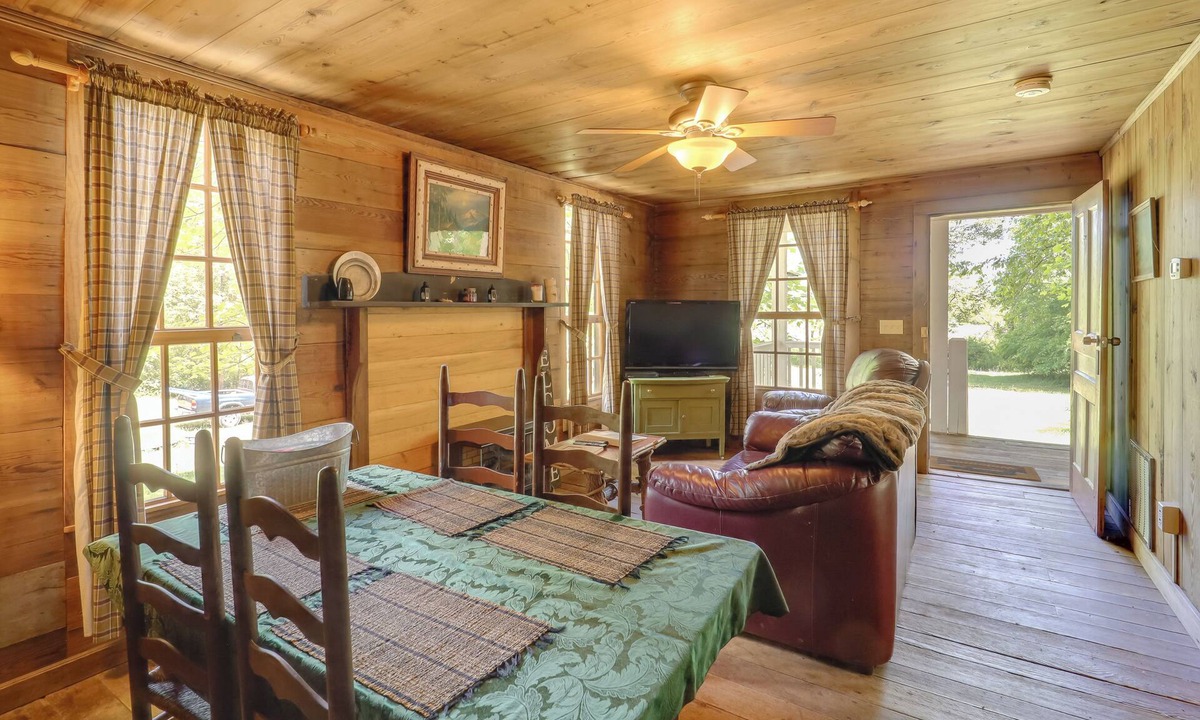 Vein Mountain Cabin | Hot Tub Haven! Blue Ridge Mountain Gem on 92 Acres
