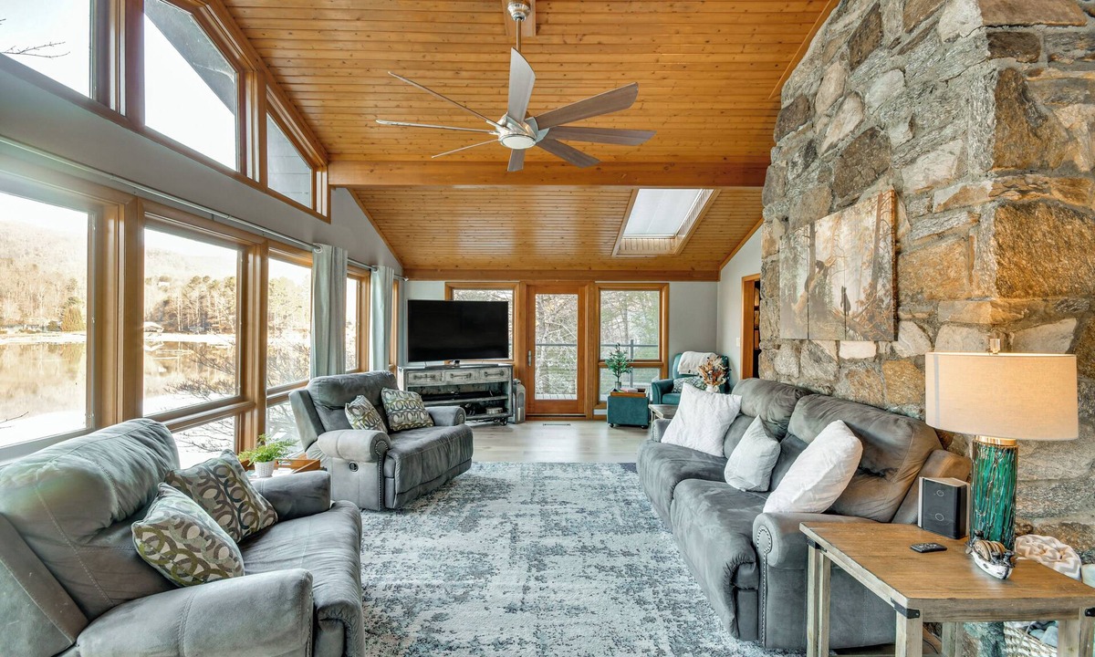 Lake Lure House | Hot Tub & Lakefront Deck: Cabin on Lake Lure