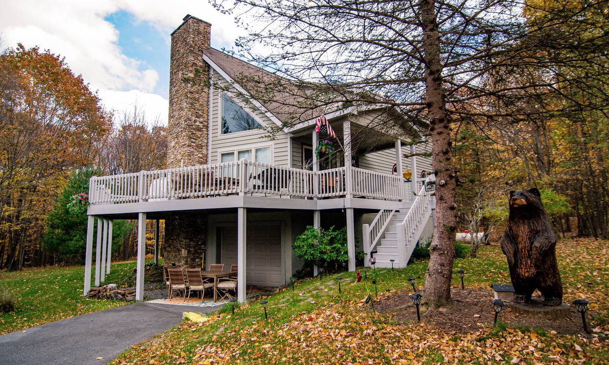 Swanton House | Hot Tub Lakehouse! Game Room + Fire Pit! Walk to Lake! 5 Min to Wisp!