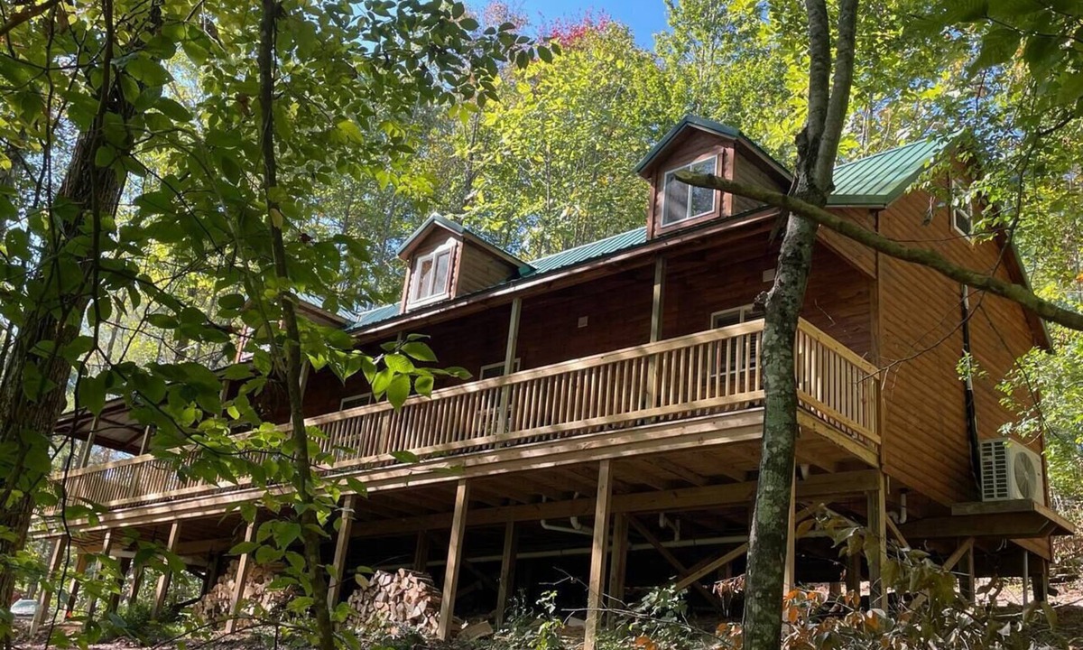Rogers Cabin | Hot Tub (Private) | DogsOK | FirePit | Hiking | Climbing