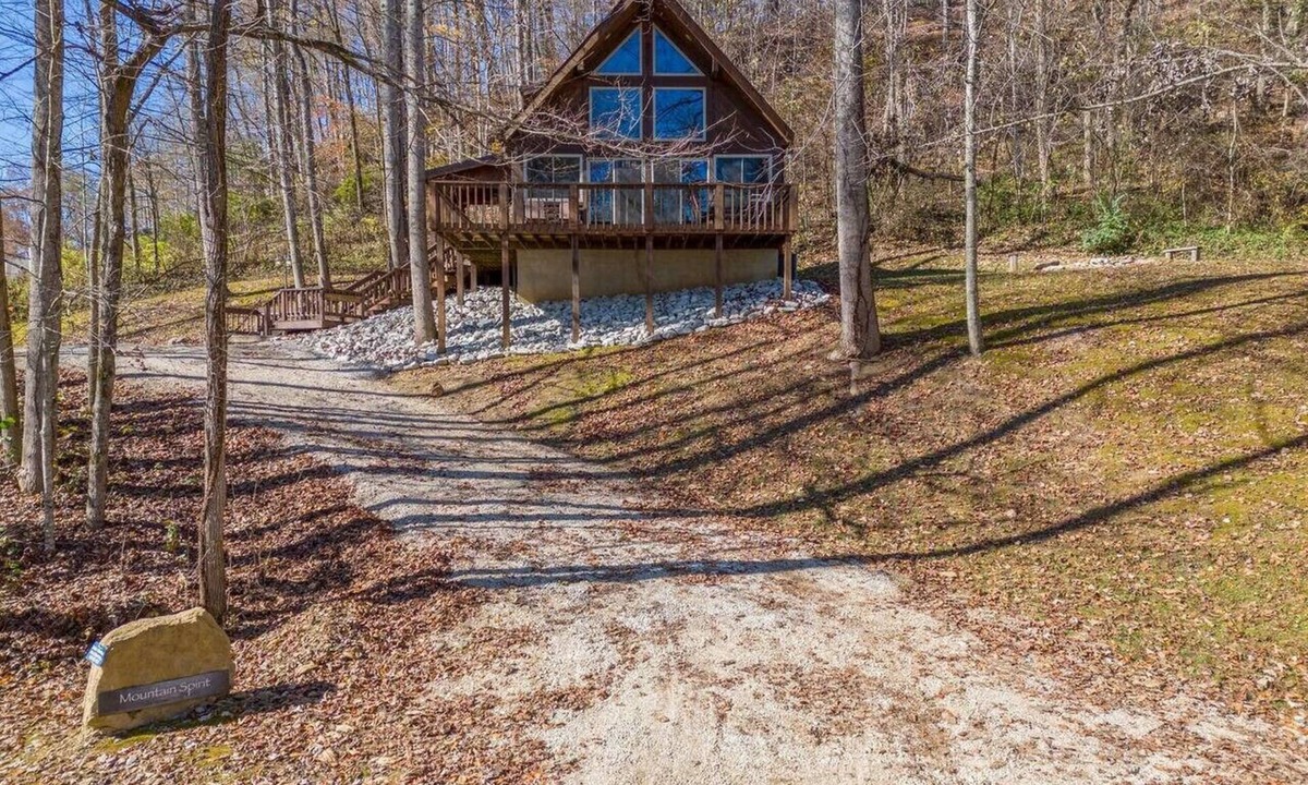 Stanton Cabin | Hot Tub, WiFi, Pet-Friendly - Mountain Spirit