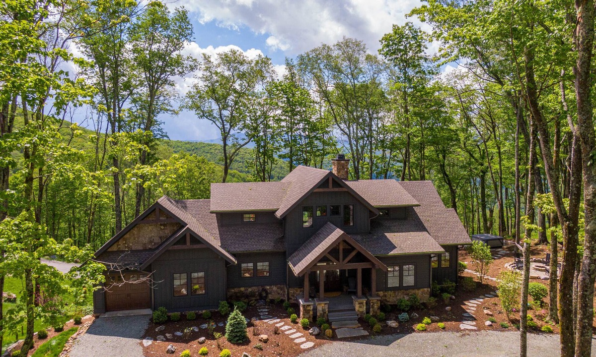Banner Elk Cabin | Howling at the Moon - 4Bed 4 bath with hot tub in Eagles Nest with views, fire pit, game room