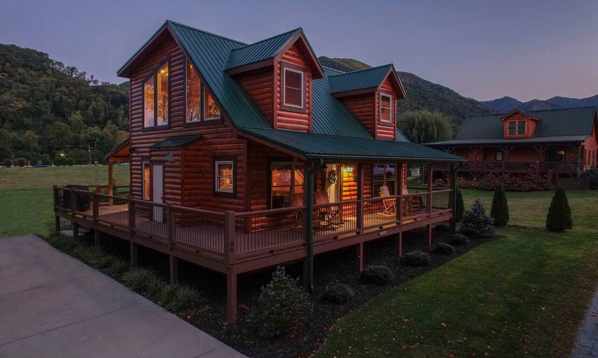Maggie Valley Cabin | Huckleberry Lodge ~ by Willow Tree Cabins