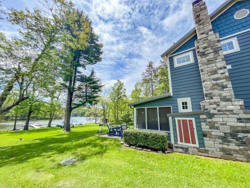 North Glade Hills House | Iconic Lakefront Cottage with Hot Tub and Dock Pet friendly