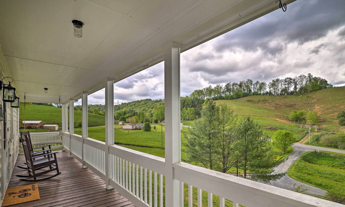 Fleetwood House | Idyllic Fleetwood Farmhouse w/ Fire Pit & BBQ