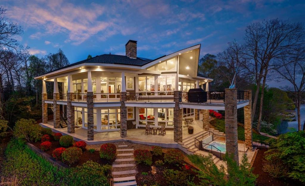 Barium Springs Villa | Island Estate Sleeps 22 Bar Hot Tub Dock