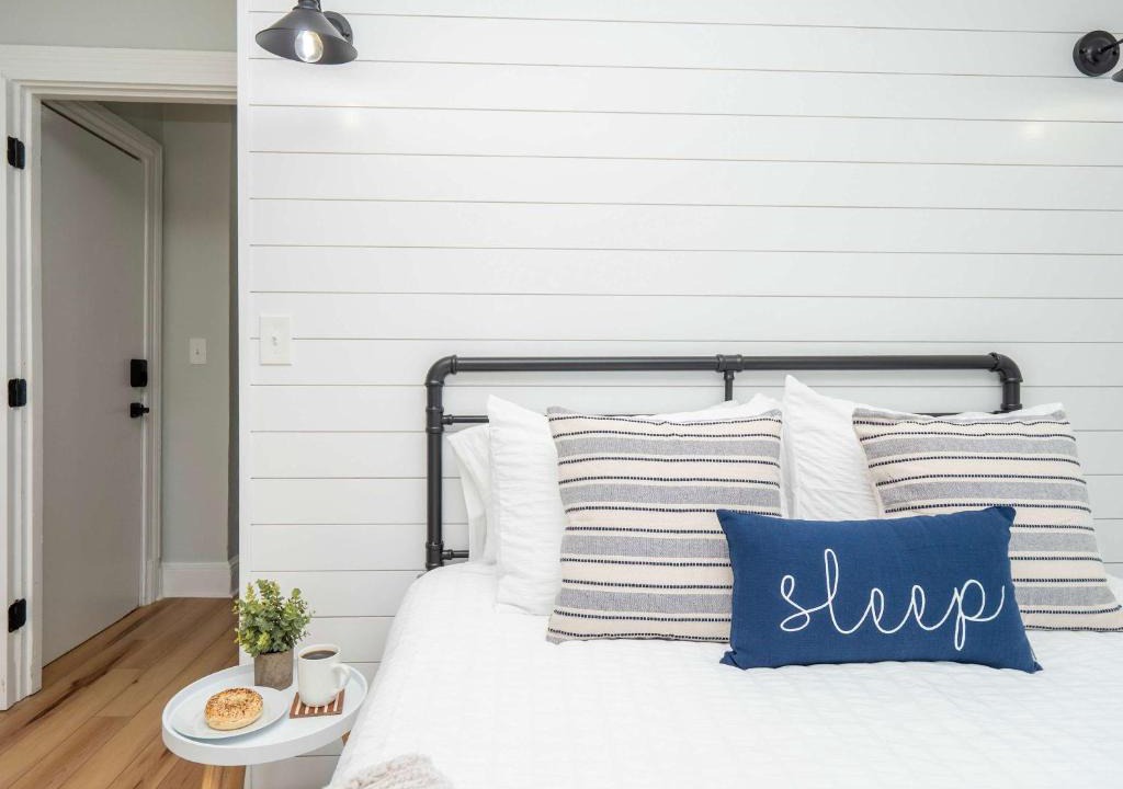 Federal Hill Apartment | Jennifer's Modern & Comfy Broadway Walkable Stay
