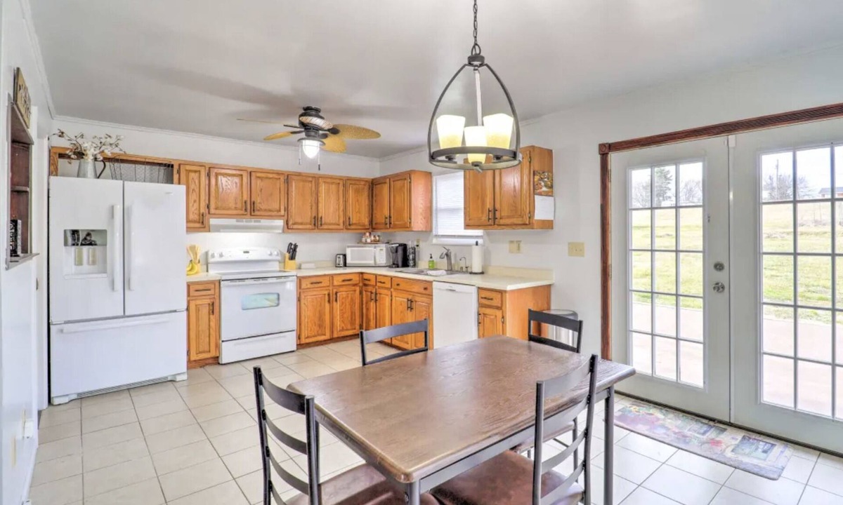 Jonesborough House | Jonesborough Country Feel close to everything in Johnson City! Mountain Views!