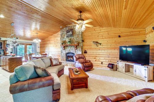 Cassville House | 'Just a Cast Away' Cassville Cabin w/Covered Deck
