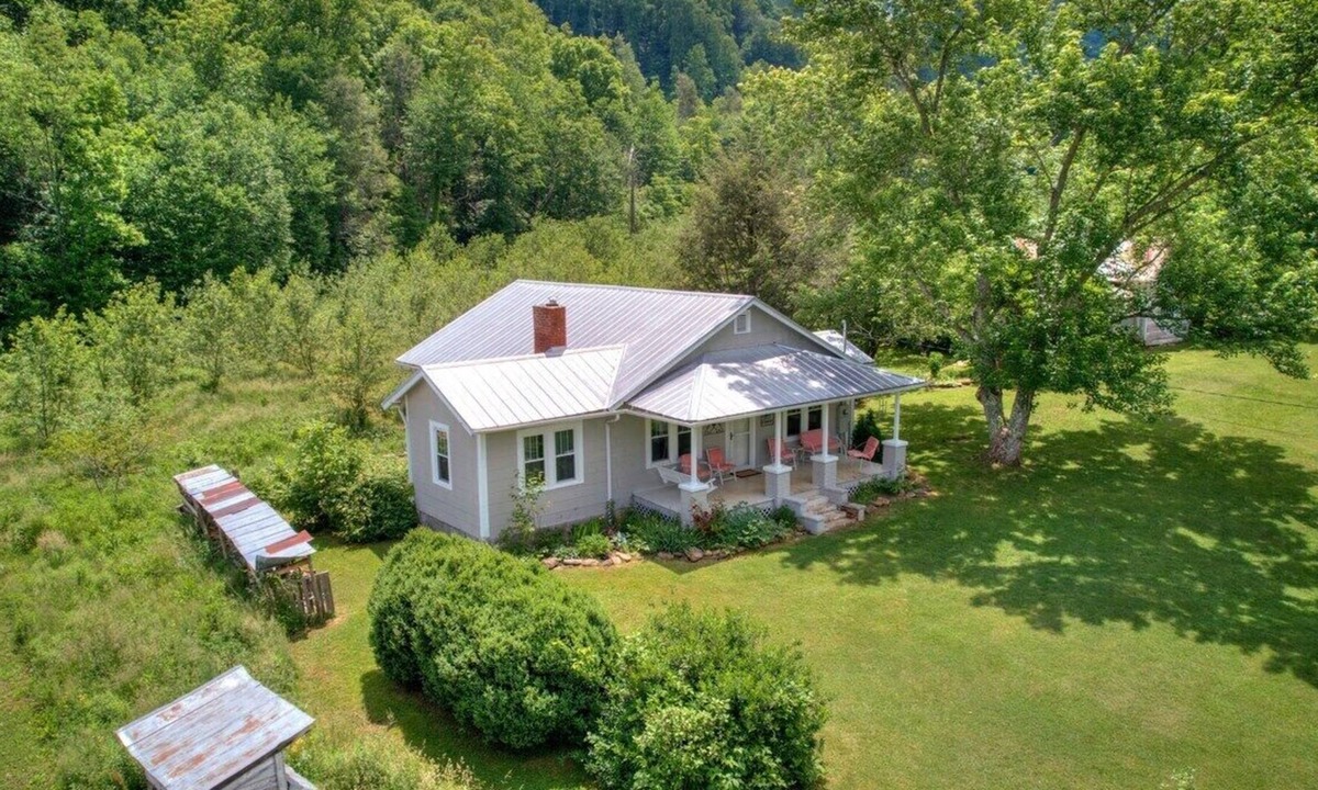 Roan Mountain House | Just a few mins from the State Park, offering an abundance of trails and outdoor activities.