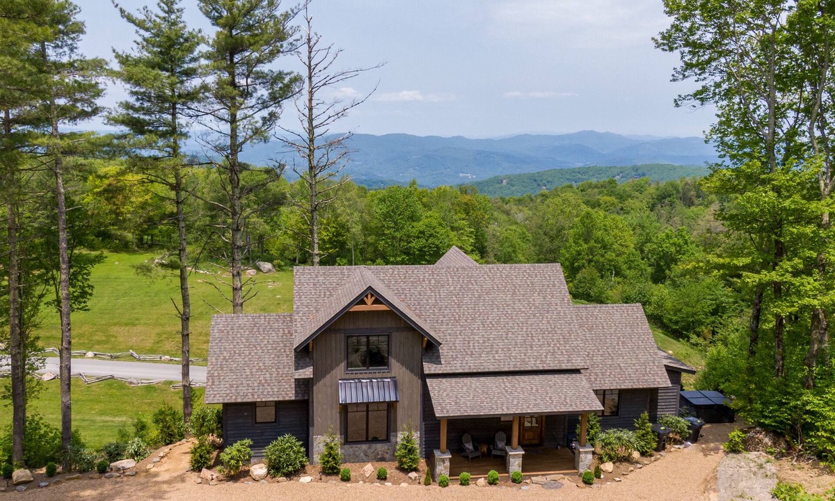 Banner Elk Cabin | Just Bluffin' at Eagles Nest - Hot Tub, Views, Firepit, Pets