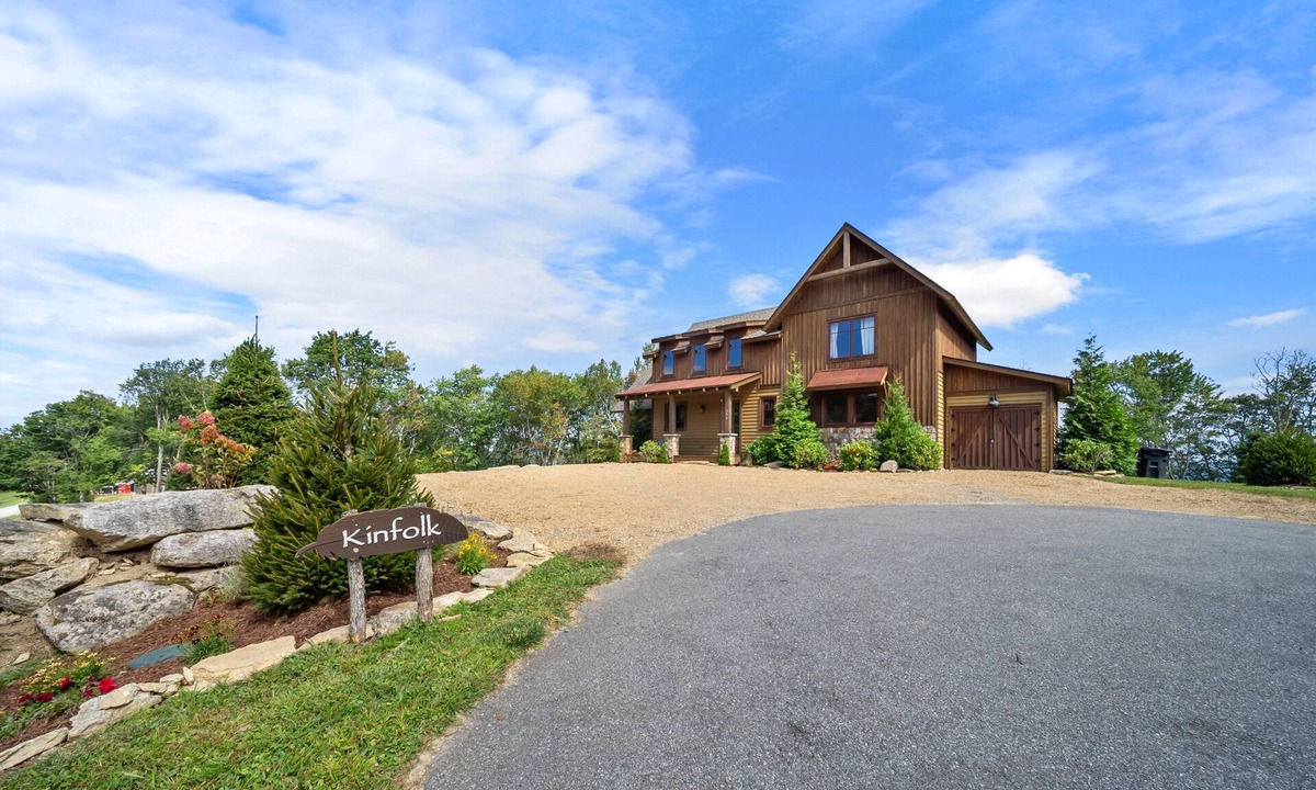 Elk Park Cabin | Kinfolk at Eagles Nest - hot tub, firepit, walk to Winery, huge sunrise and sunset views