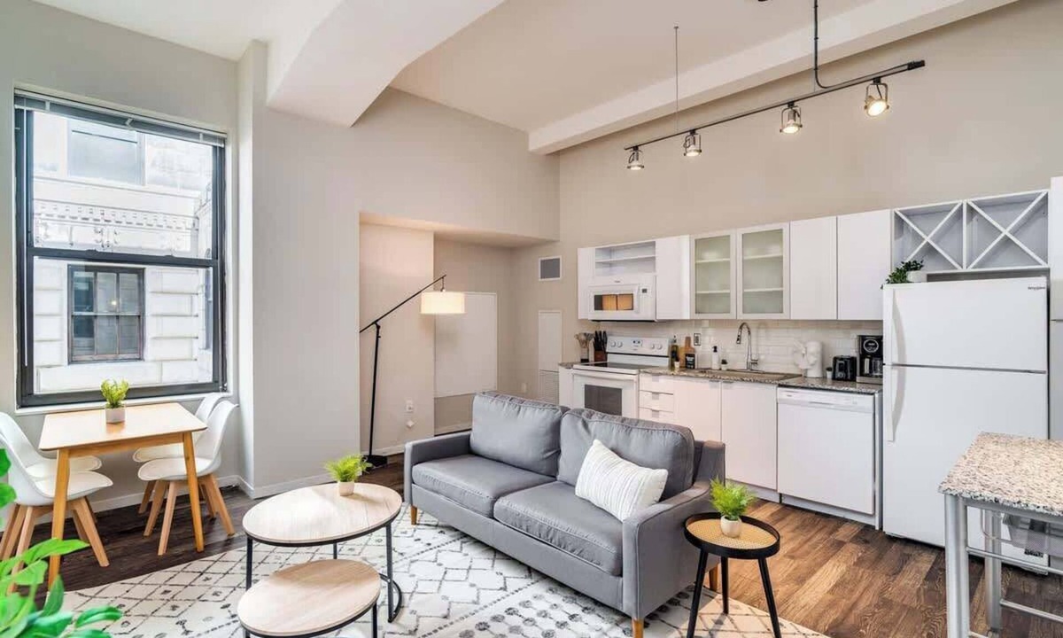 Downtown Cincinnati Apartment | King Bed w/Pool & Gym, Near Over the Rhine