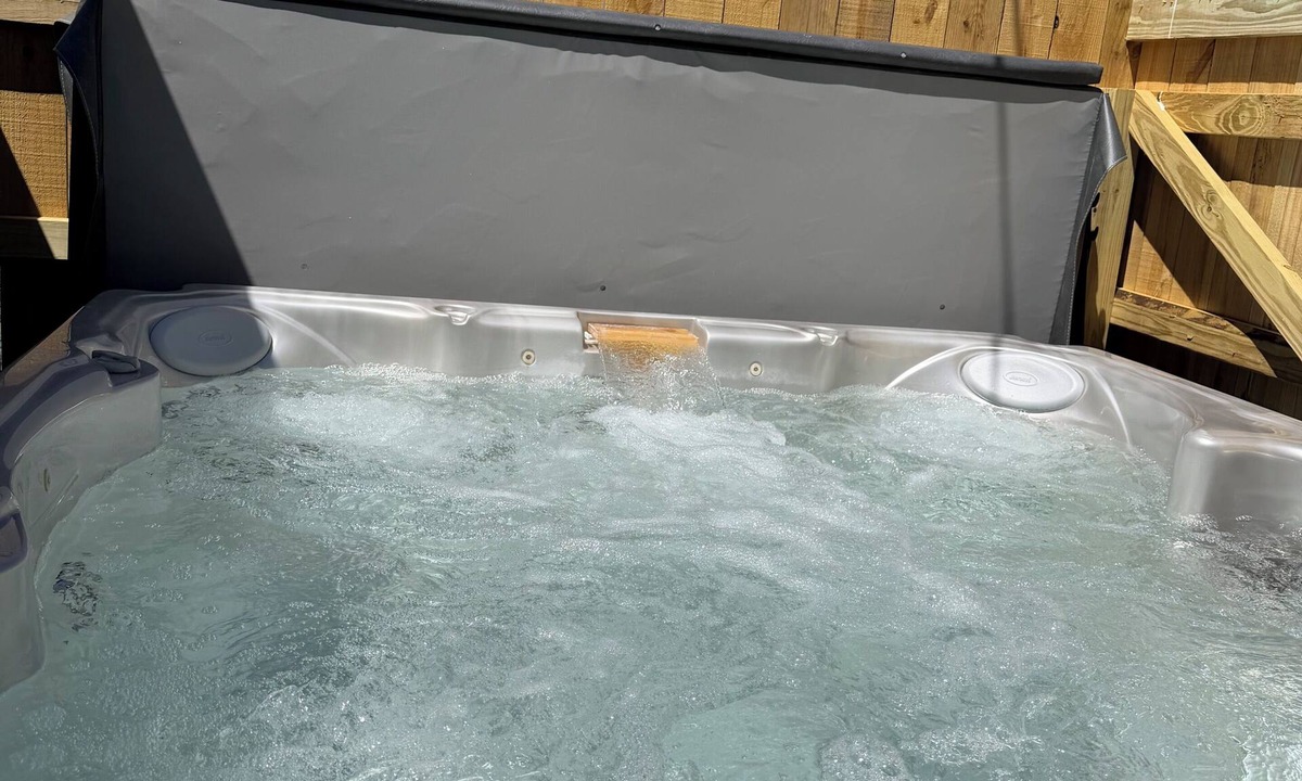 Campton House | KNOTTY ESCAPE Hikers Haven in RRG Walk to Restaurants & Shops Hot Tub