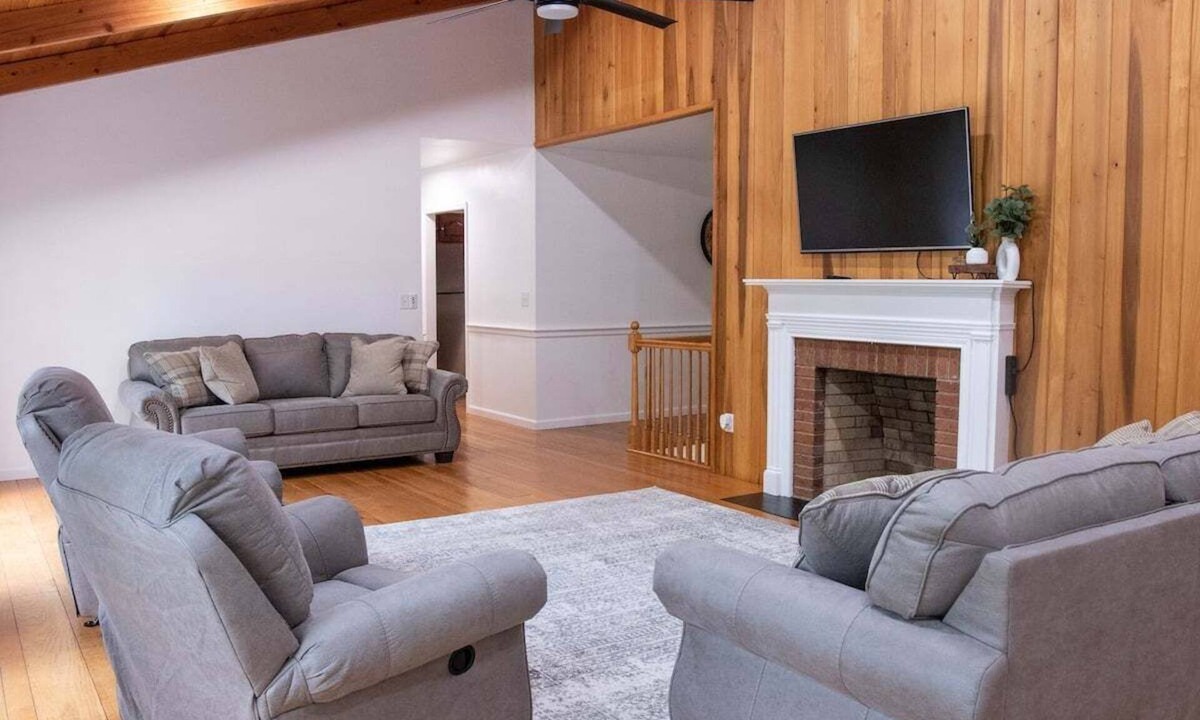 Farmers House | Lake Adventure Basecamp w/Game Room
