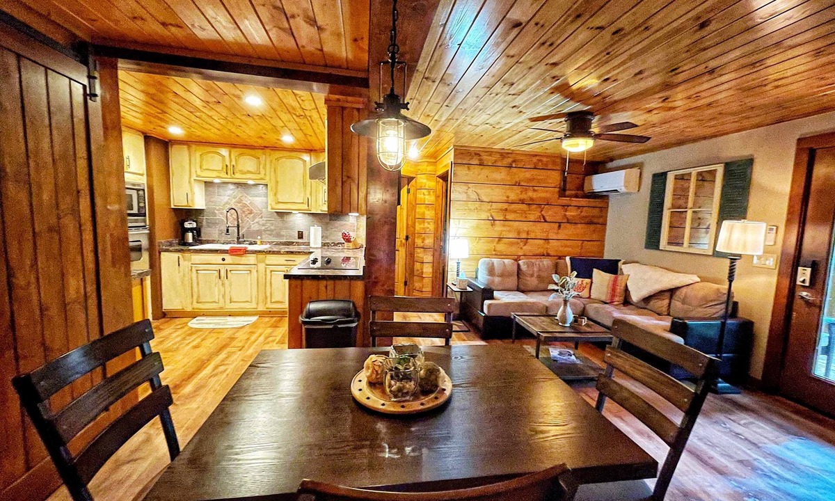 Mirror Lake Apartment | Lake Life Love: Cute 2BR Hideaway on Tranquil Mirror Lake!"