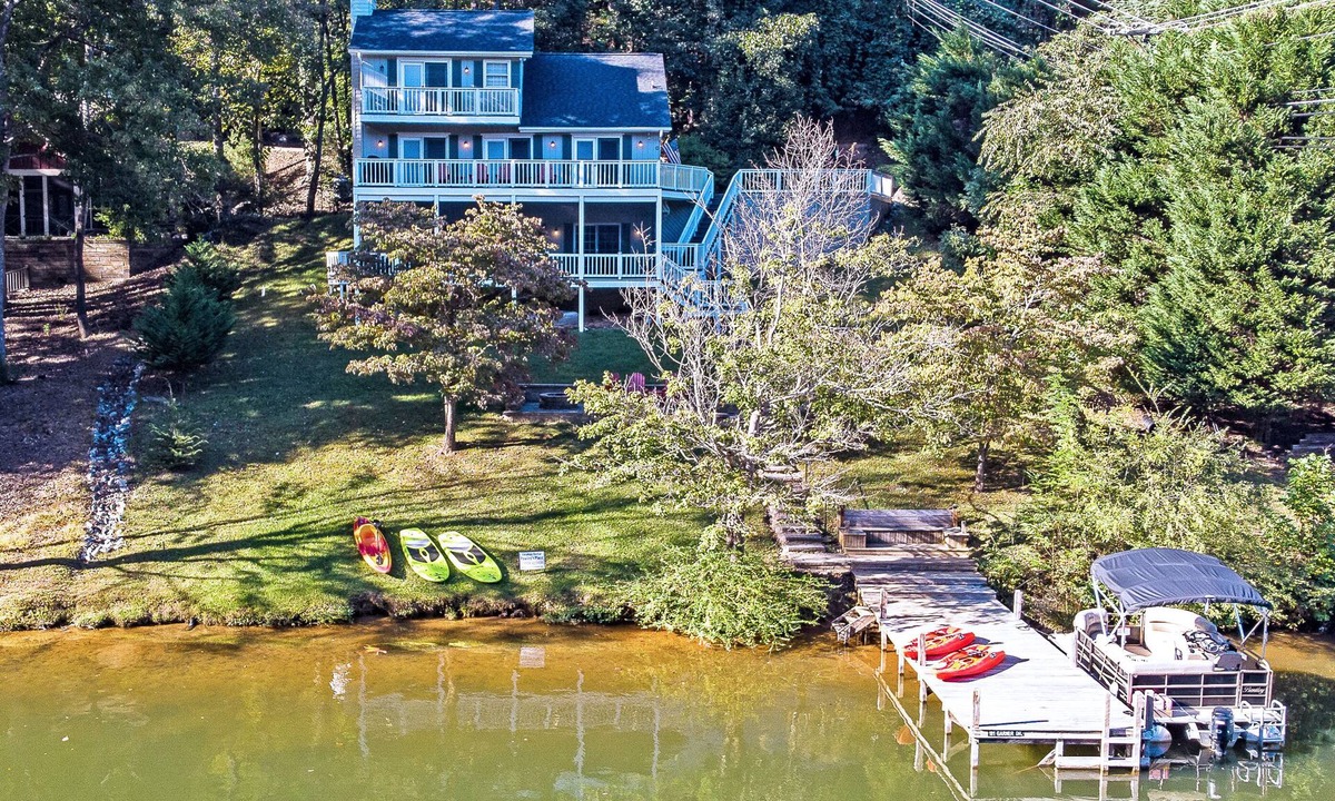 Garner Cove House | Lake Lure Lakefront-Pontoon Boat, Kayaks, SUPs, Fire Pit, Game Room