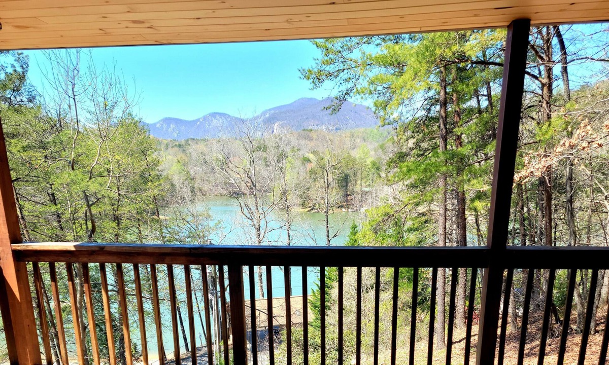 Lake Lure Cabin | LAKE/MOUNTAIN Views/privateBEACH/Hottub/pets/canoe/firepit/lake/beach/pool table