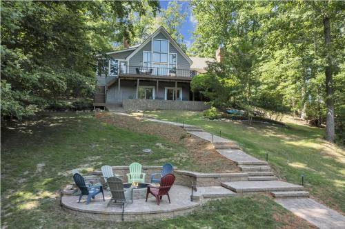 Huddleston House | Lake Pleasant - Lakefront, Private Dock, Game room