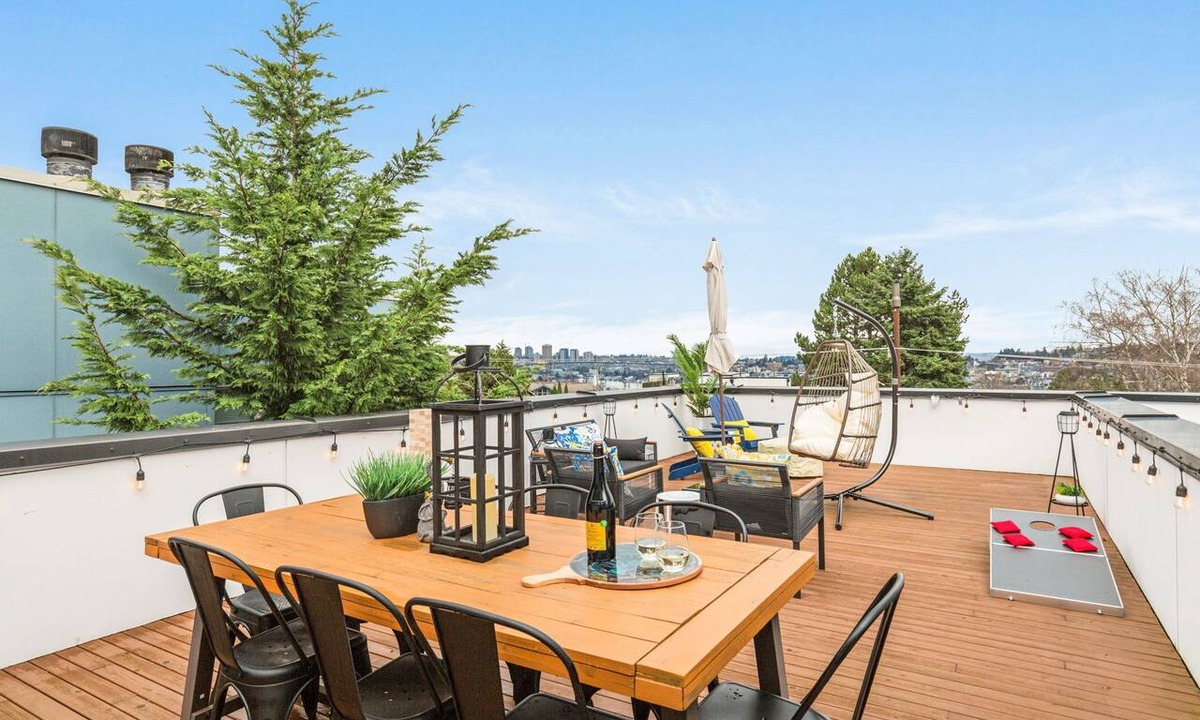 East Queen Anne House | Lake Union Rooftop, Sleeps 12, Parking & Sauna