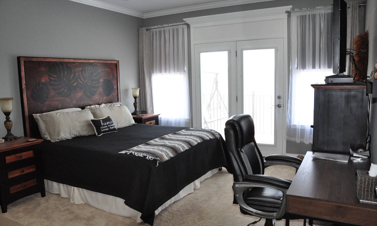 Kingsport Apartment | Lakefront king bed apt, close to Eastman, J1772 EV charger, boat slip. NO CHORES