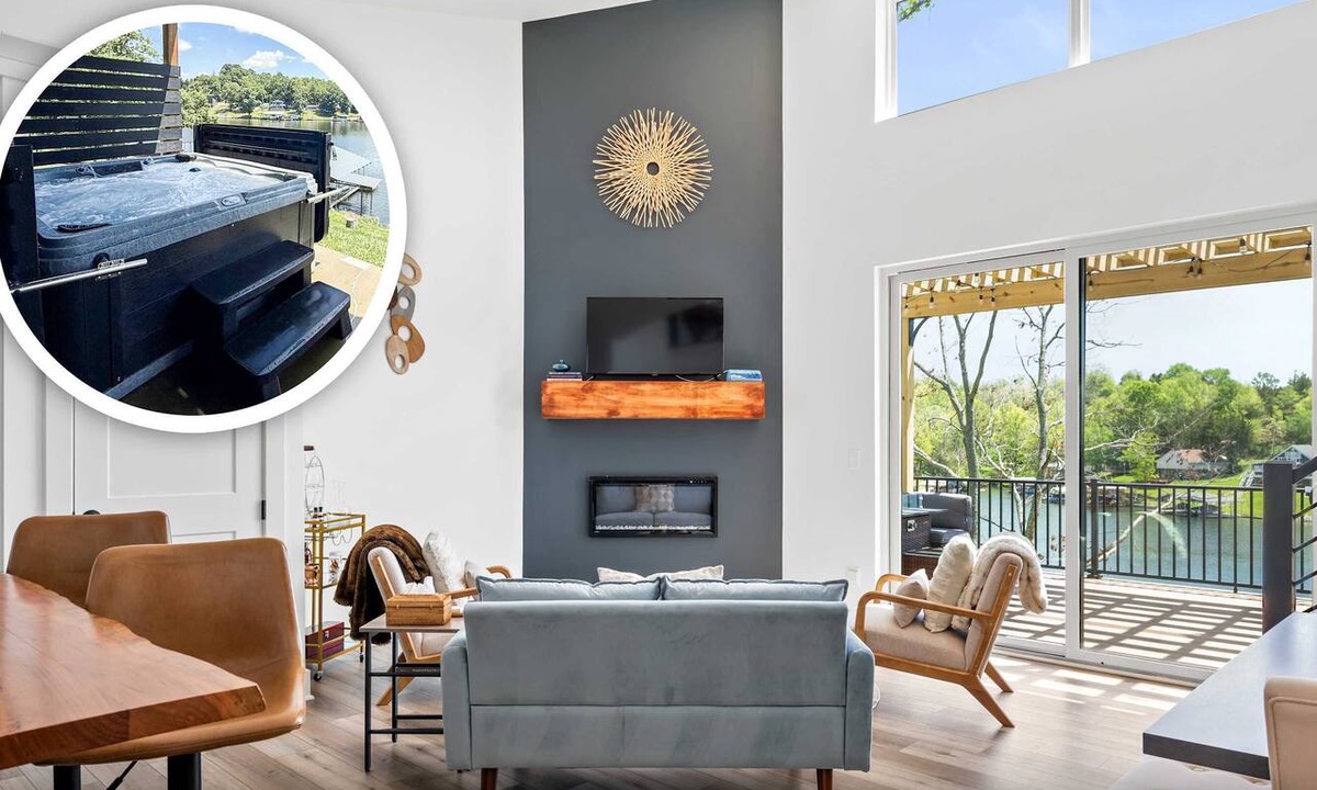 Williamstown House | Lakeside, Hot Tub, 6.5 miles to Ark, 4BR for 14