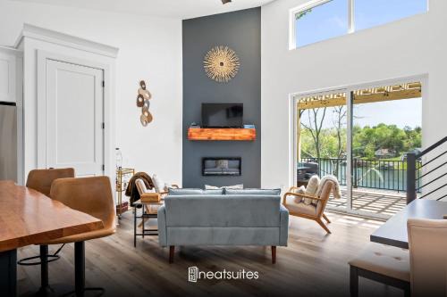 Williamstown House | Lakeside, Water-view, 7 miles to Ark, 4BR for 14