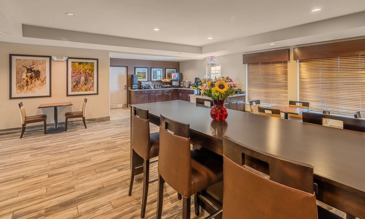 Williston Hotel | Landmark Suites