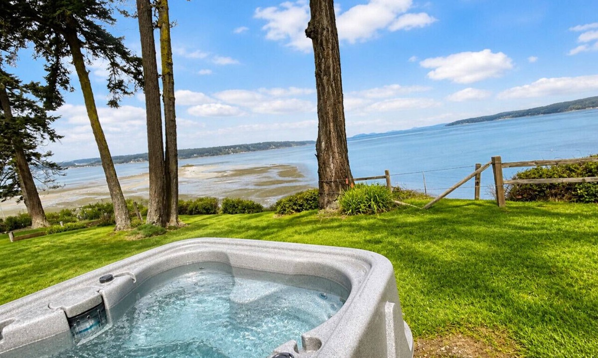 Langley House | Langley Waterfront: Views, Hot Tub, Beach & Kayaks