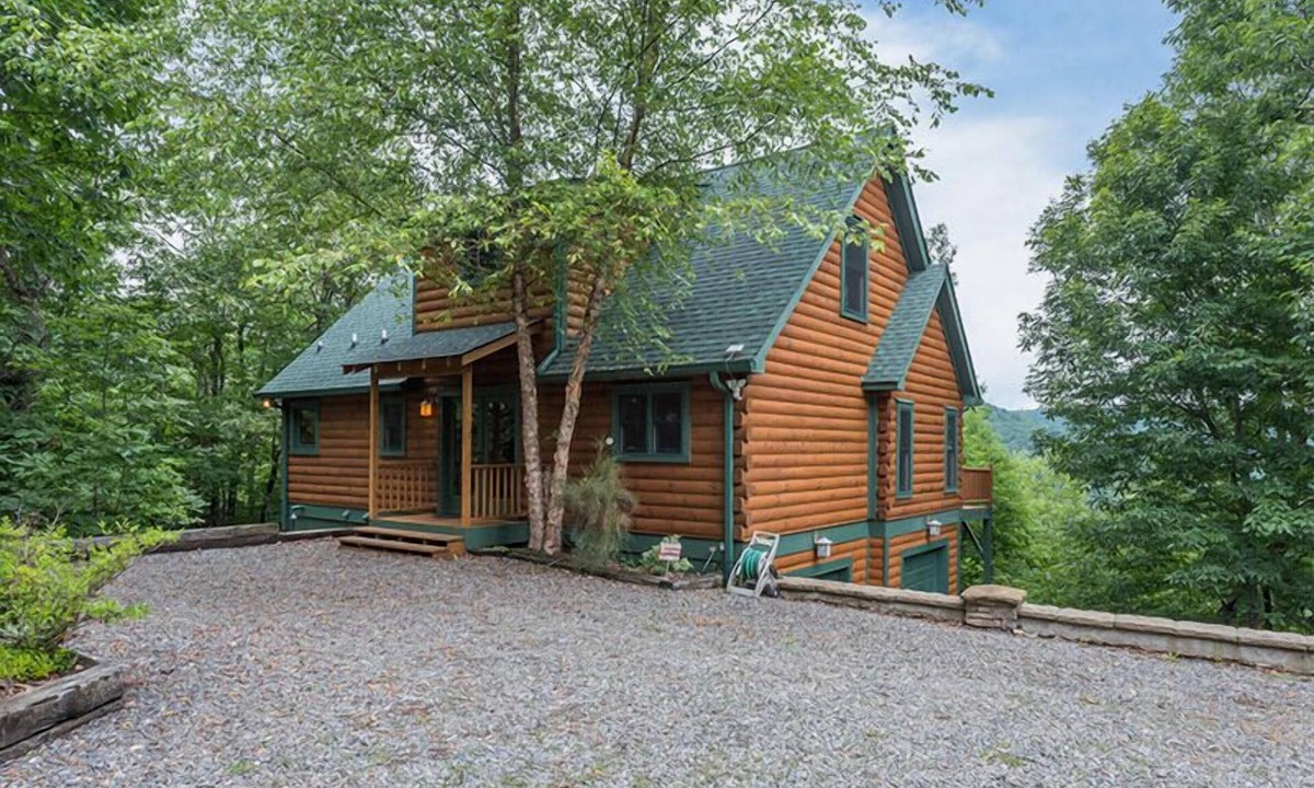 Fairview Cabin | Larson Lookout | Log Cabin with Mountain Views & Hot Tub!