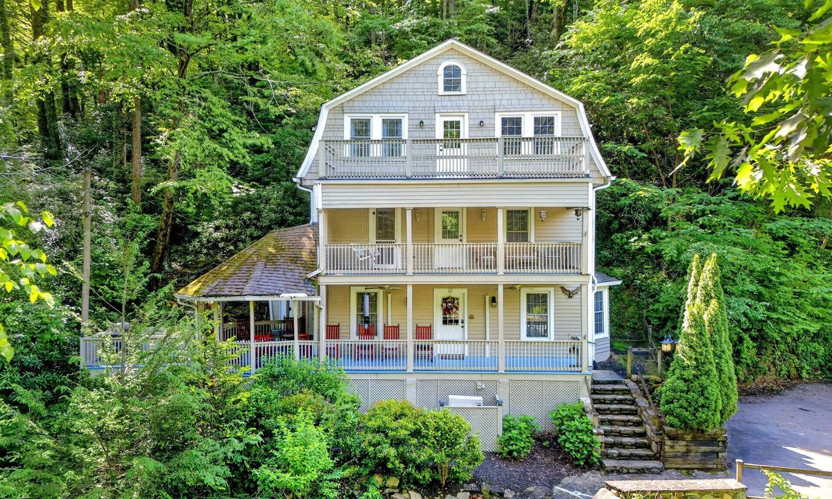 Black Mountain House | Laughing Waters Lodge | 6 Bedrooms | Pet Friendly
