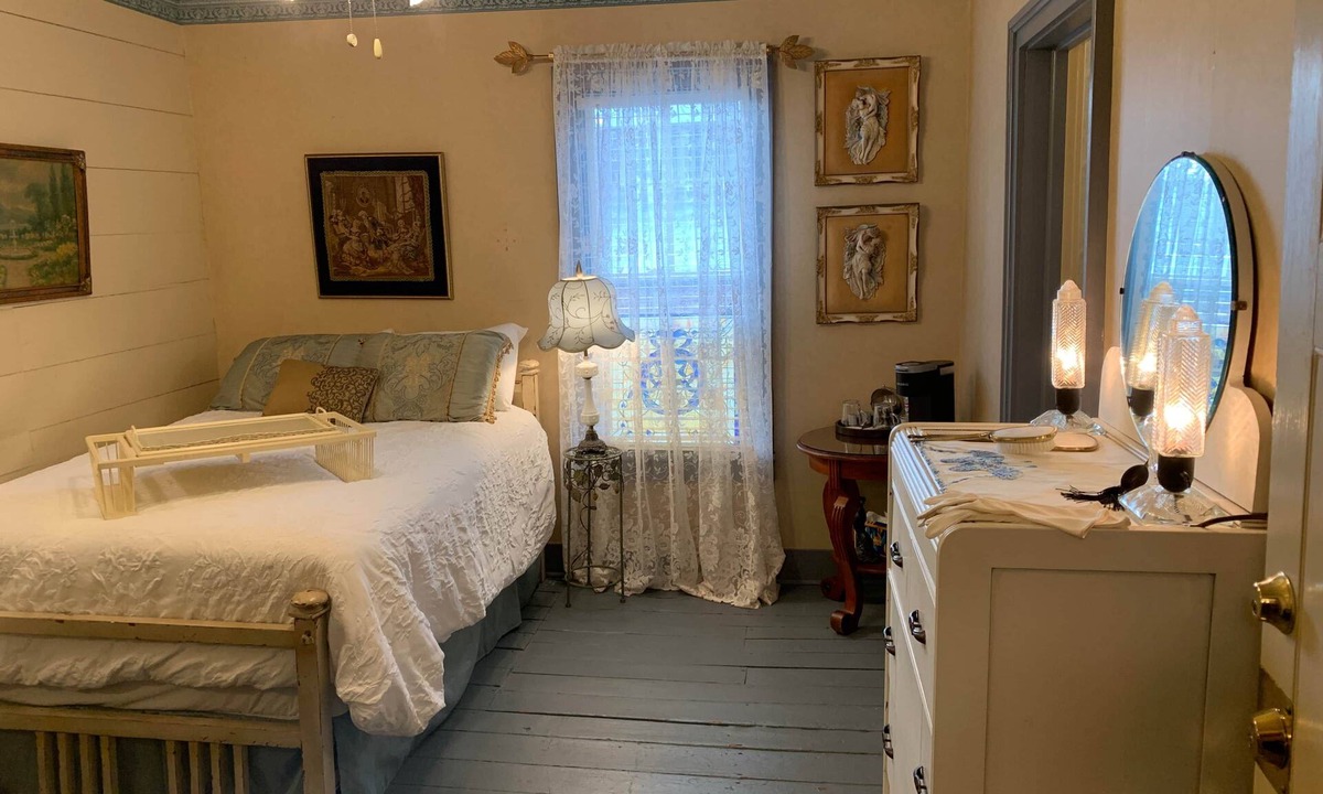Jonesborough House | Laura's Room at The Historic Eureka Inn