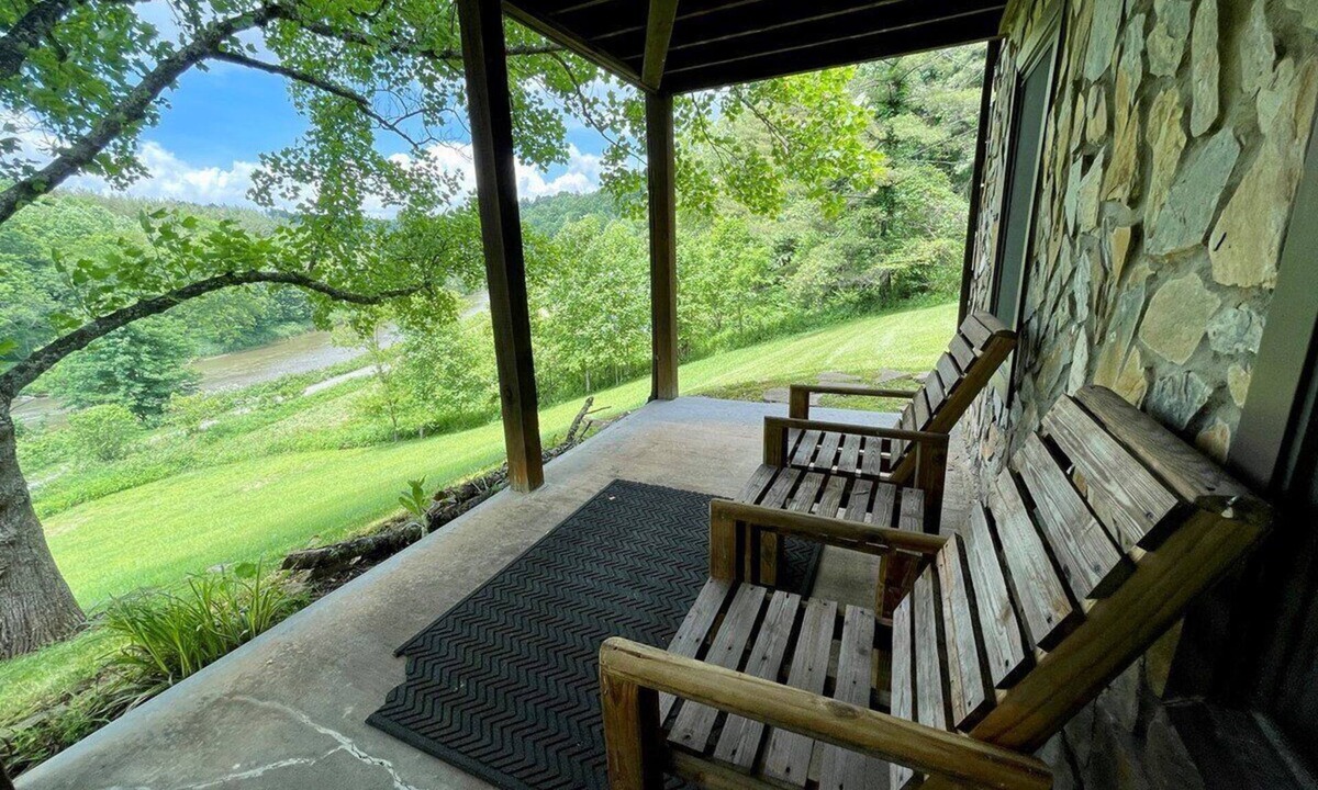 Peak Creek House | Laurel Winds - Riverfront, WIFI, Gas Fireplace, Firepit, Covered Porch, Dog Friendly