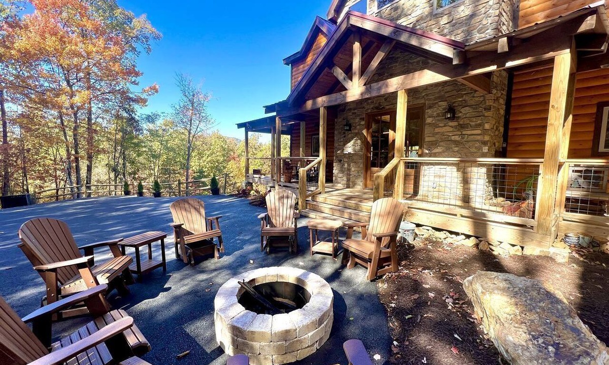 Walland Cabin | Lazy Bear Lodge (5-Bedroom Cabin) with Pool and Mountain in Walland, Tennessee