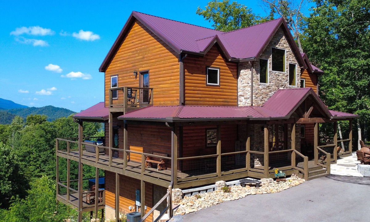 Walland Cabin | Lazy Bear Lodge | Luxurious, Hot Tub, Theater Room & Expansive Decks