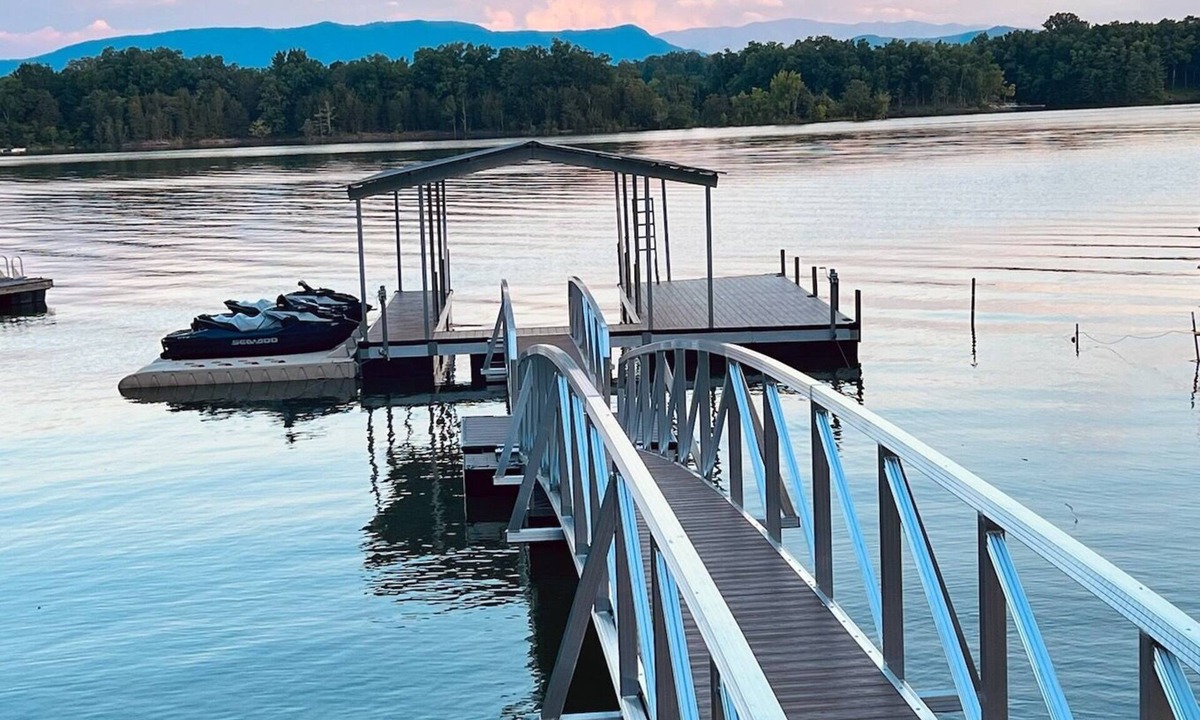 Dandridge House | Lone Oak Lakehouse- Luxury, Lakefront, Firepit, Hot Tub, Kayaks