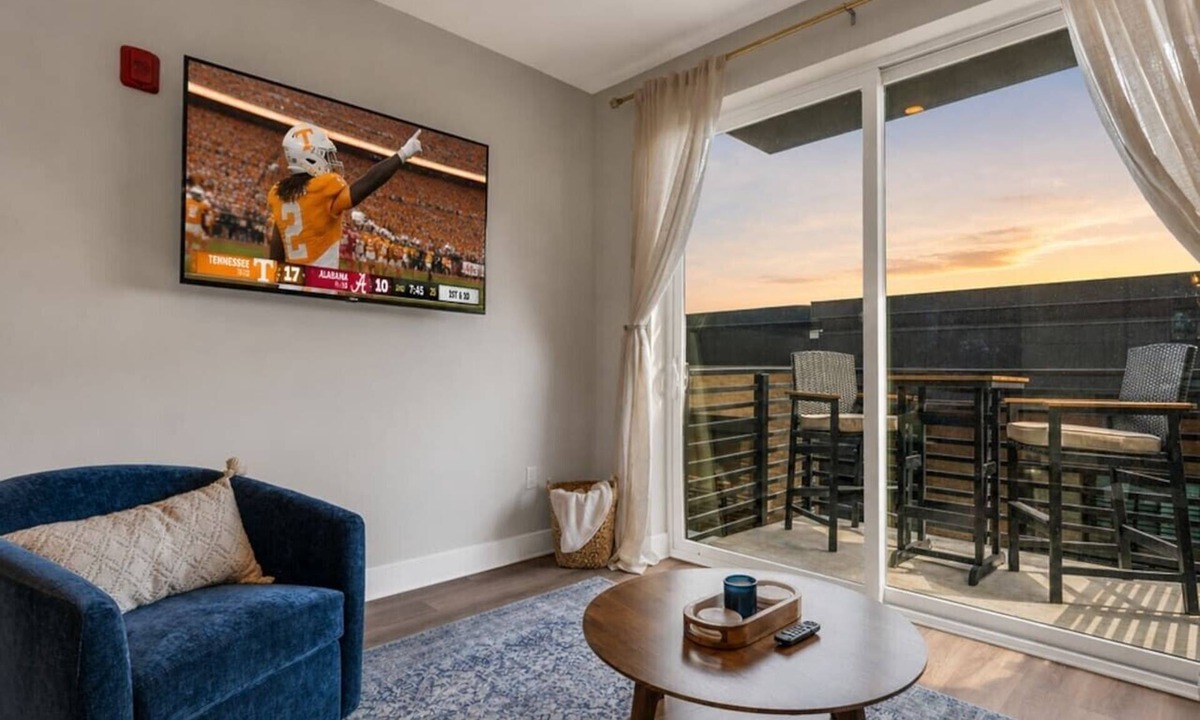 Old City Condo | Lone Tree Pass | King Bed | Free Parking + Balcony