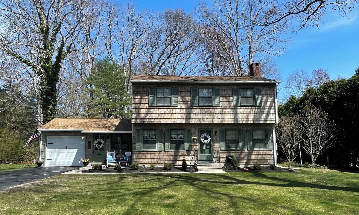 East Lyme House | Lovely Executive 3-bedroom country home in East Lyme.