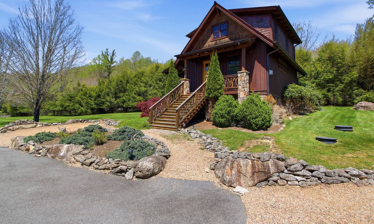 Elk Park Cabin | Lux 1BR 1300 SqFt Cabin on Elk River