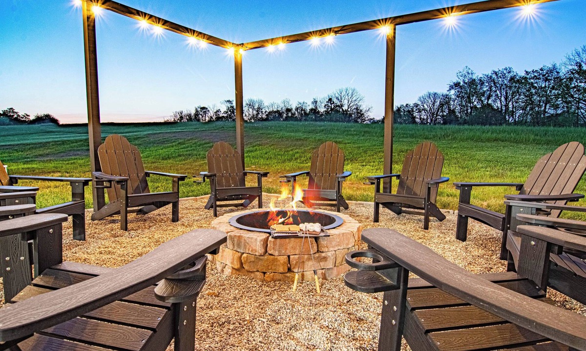Perry Park House | LUX Farmhouse on Bourbon Trail! Hot tub, Game Room, Firepit, Private, 5-Acres