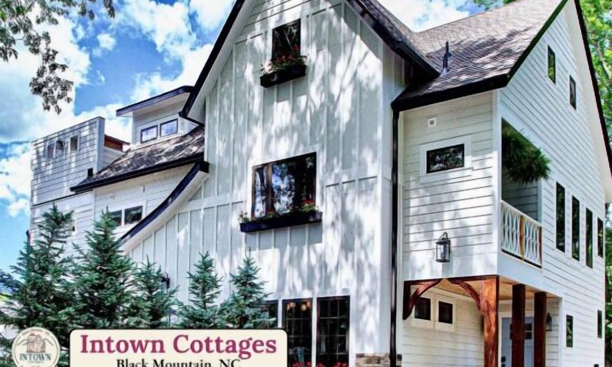 Black Mountain House | Luxe Retreat w/HT-Sauna Deck, King Suites&DT Charm