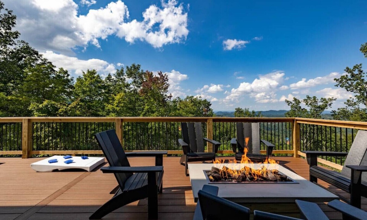 Chalet Village North Cabin | LuxeRecharge -Smokey Mountains Modern Cabin in Gatlinburg's coveted Ski Mountain