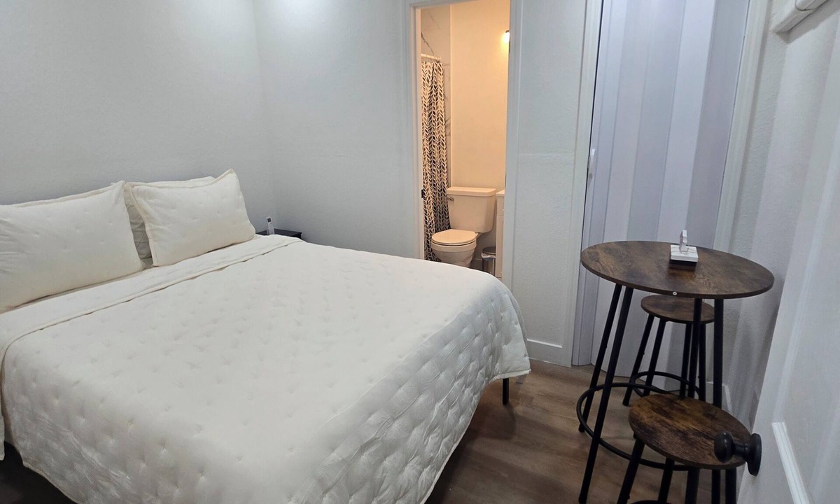 Sunrise Manor Apartment | Luxurious suits with independent entrance 15 mnts from the Strip