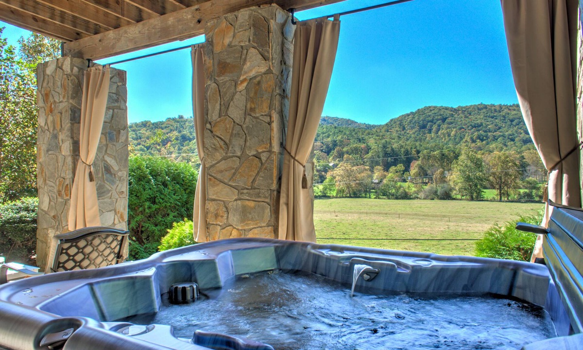 Asheville House | Luxury 3-King Retreat w/Hot Tub, Games, Mountain Views & Biltmore Pass - 15 Min